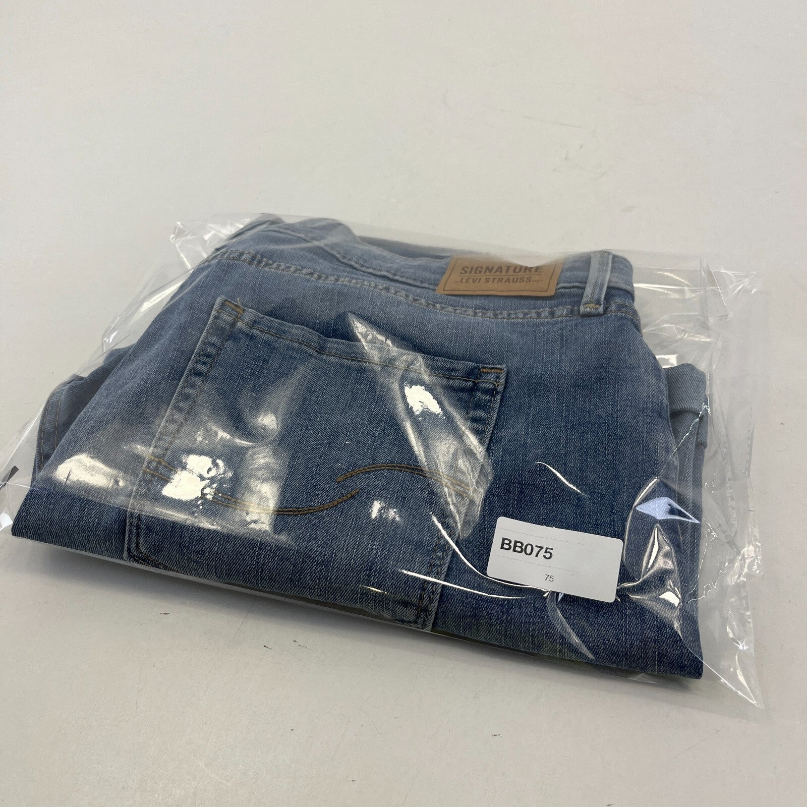Signature Levi Strauss Co Mens Mid Blue Denim Shorts W32" Cotton Casual Fit