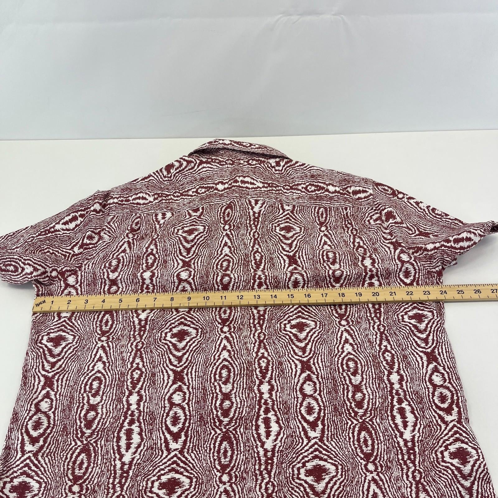 Levi’s Short Sleeve Holiday Shirt Red/White size Large Relaxed