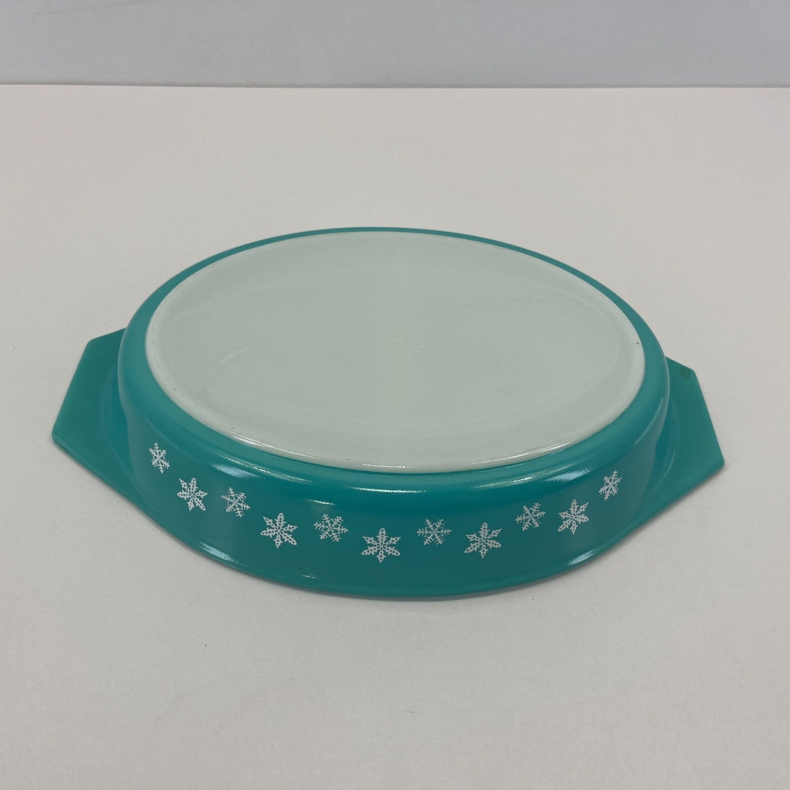 Pyrex Gaiety Snowflake Turquoise Spacesaver Casserole Dish with Lid