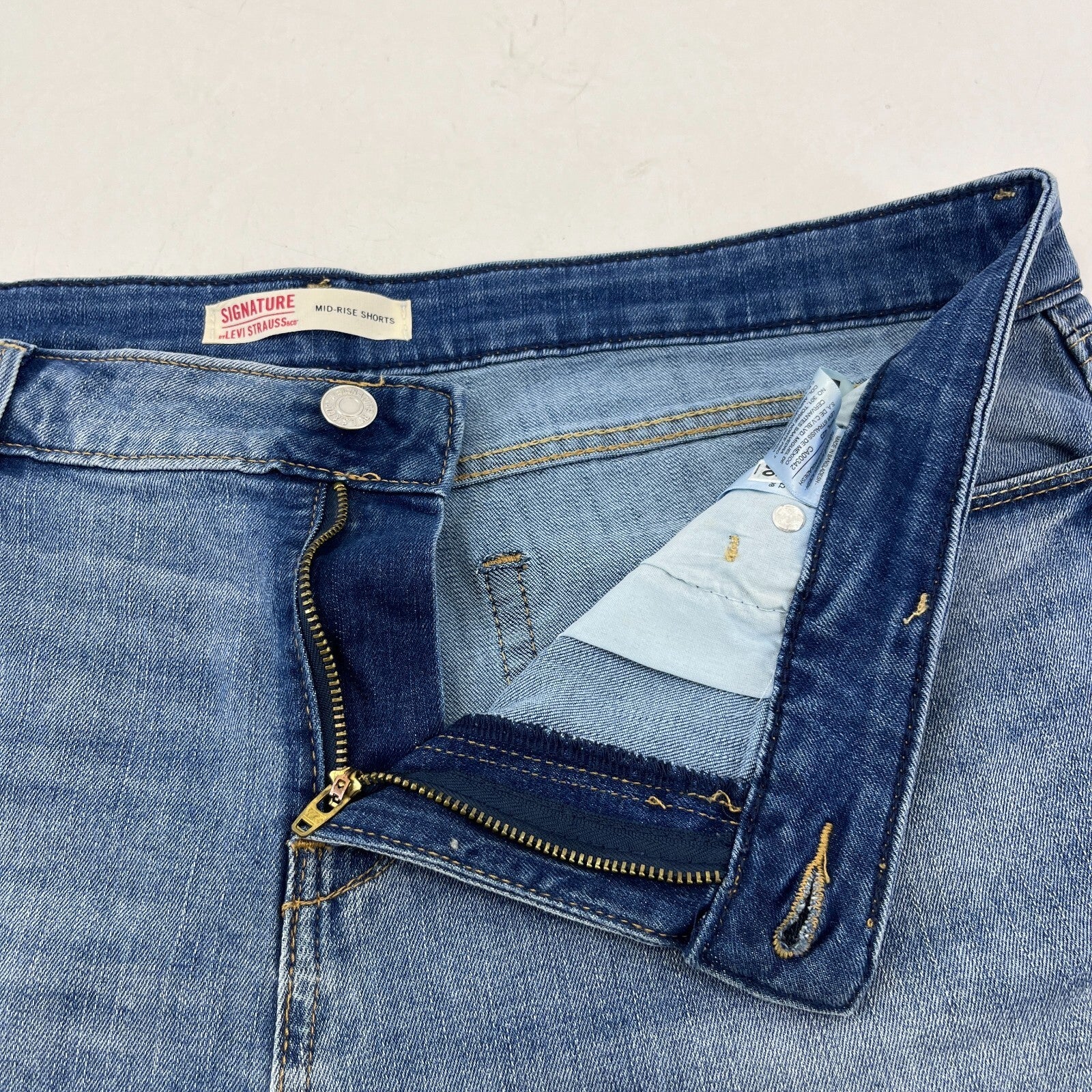 Signature Levi Strauss Co Mens Mid Blue Denim Shorts W32" Cotton Casual Fit