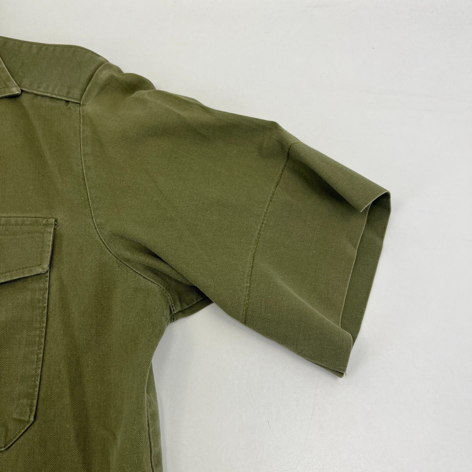 Vintage British Army Olive Green Fatigue Shirt 1970s 1980s Short Sleeve size M