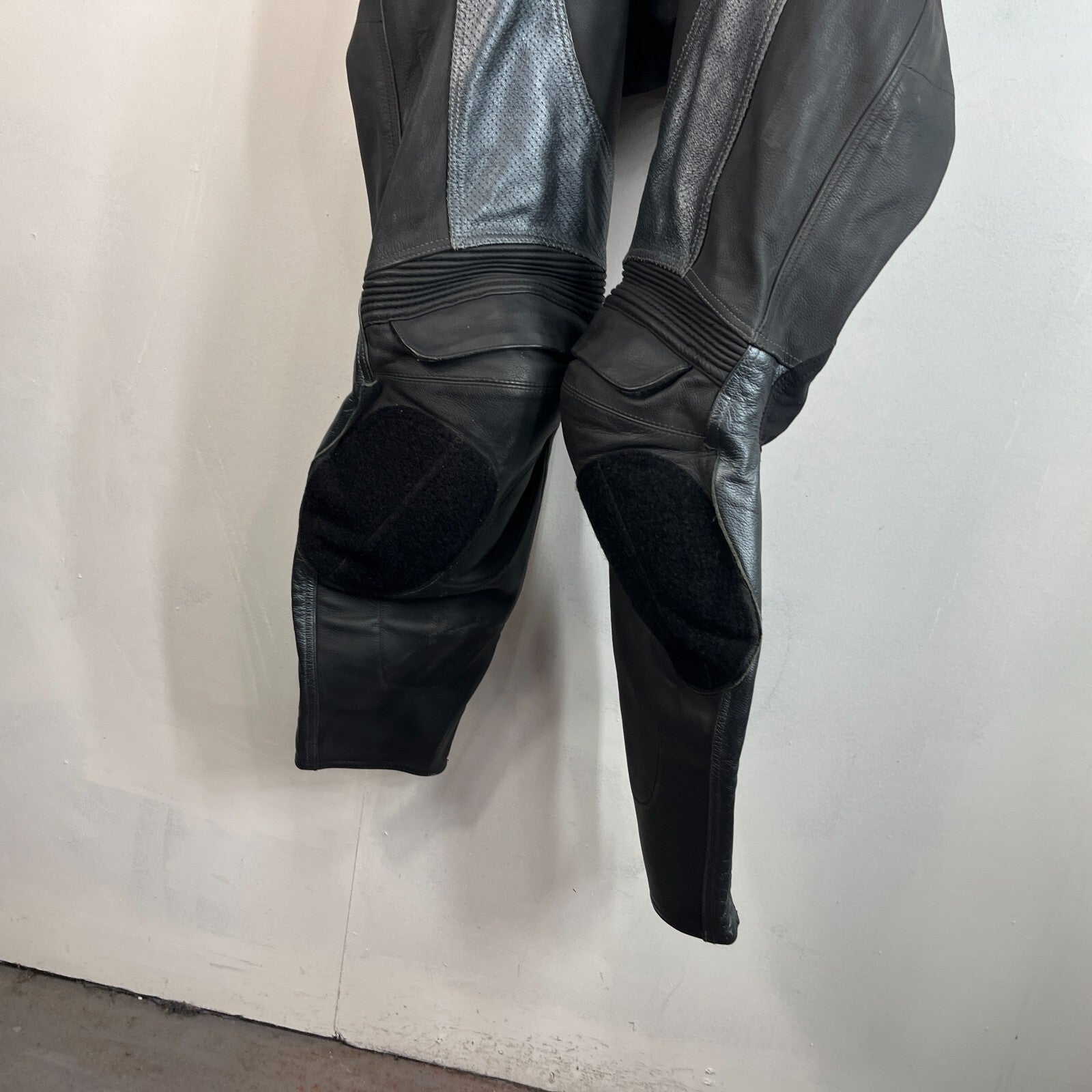 Duchinni 1 Piece Leather Suit with Hump Men's UK 40 EU 50 Black & Gunmetal Grey