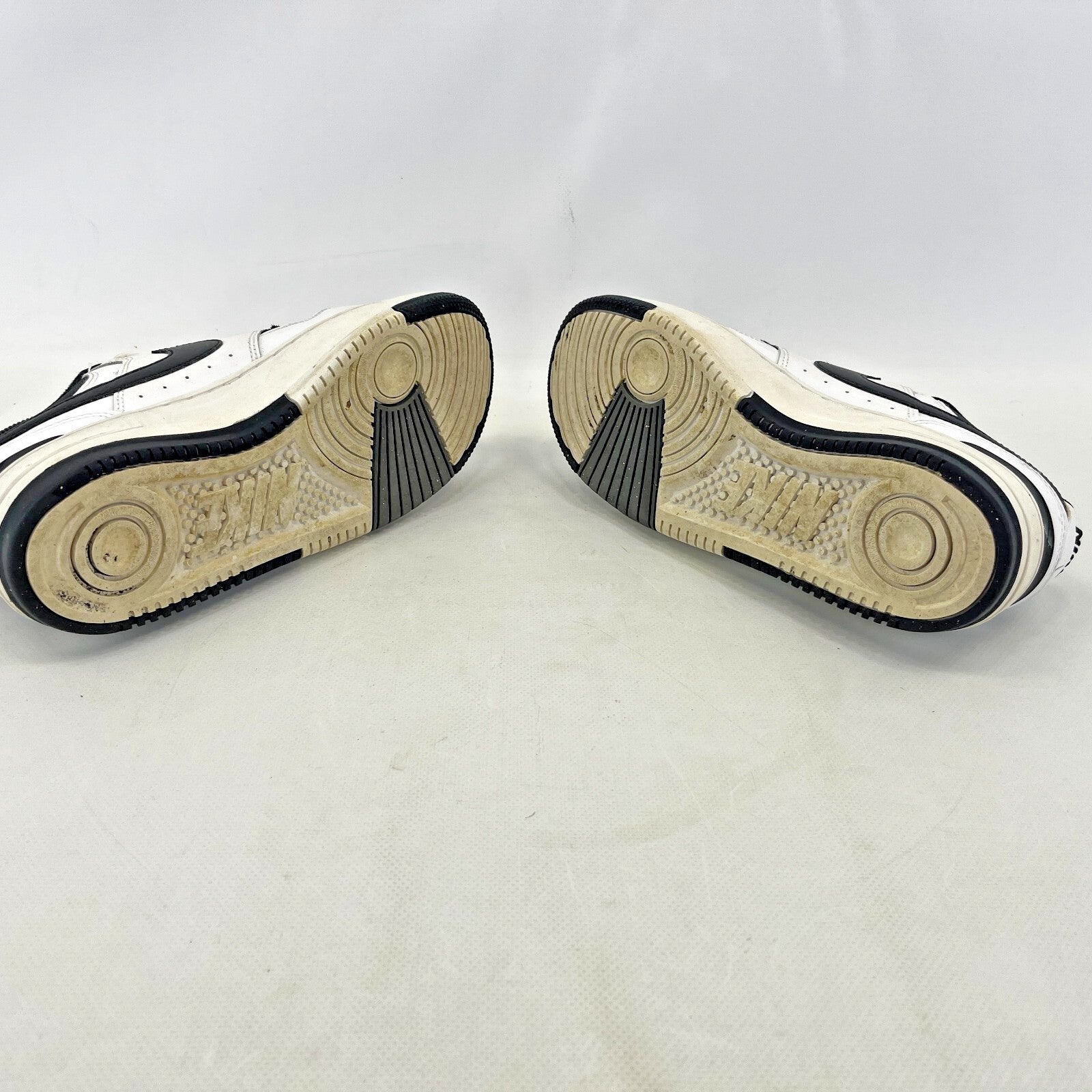 Nike Gamma Force Women’s Leather Trainers Shoes White/Black size UK 5.5 EU 39