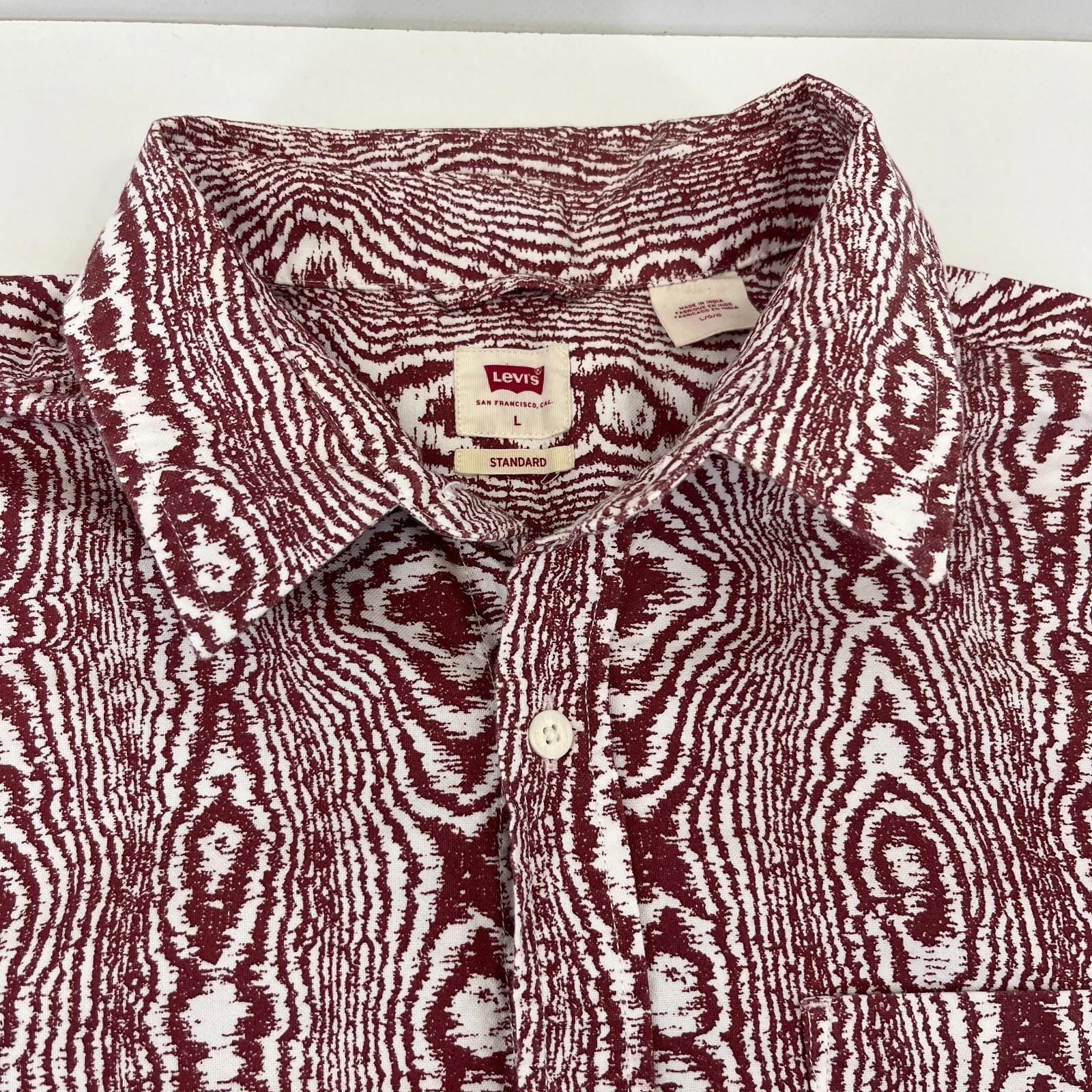 Levi’s Short Sleeve Holiday Shirt Red/White size Large Relaxed