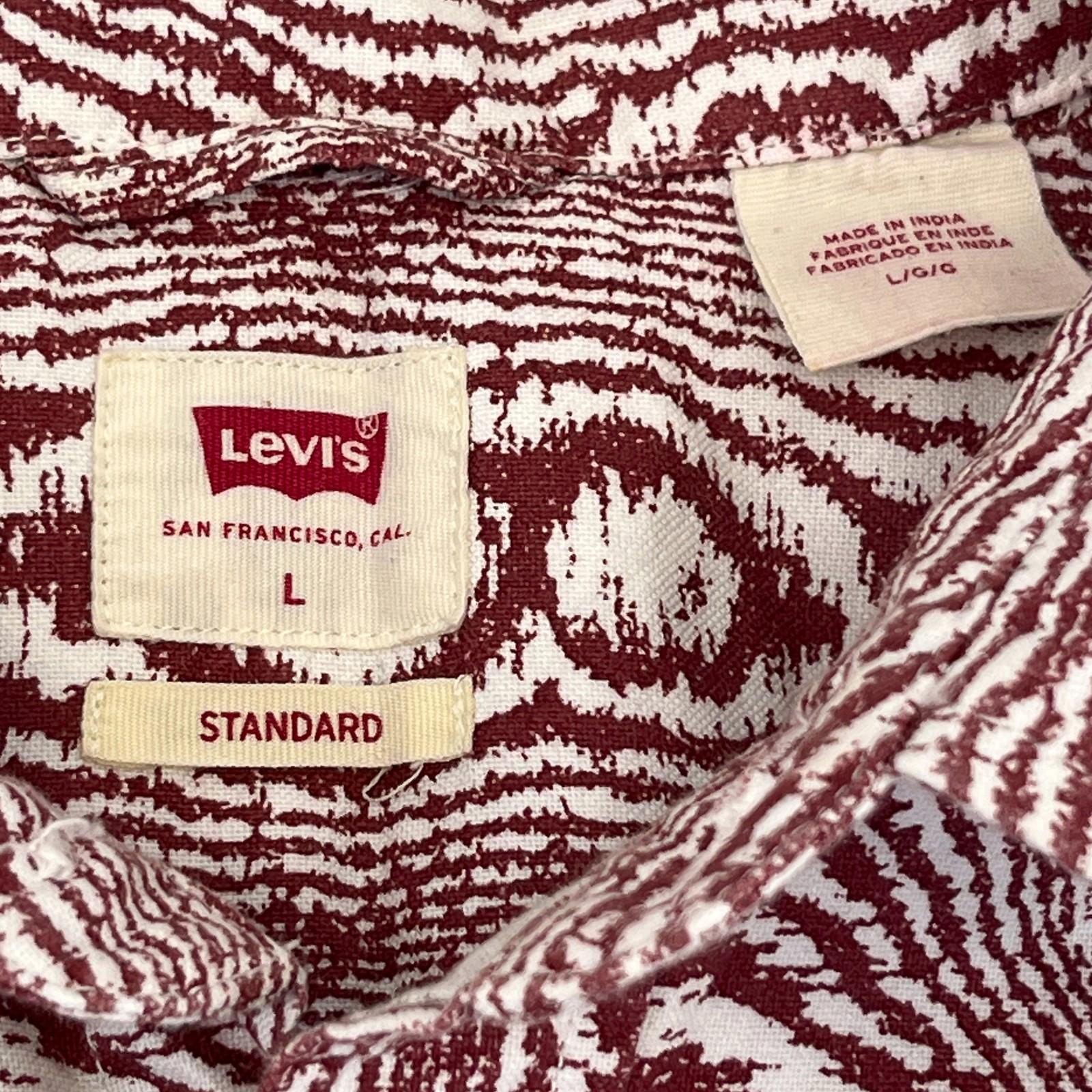 Levi’s Short Sleeve Holiday Shirt Red/White size Large Relaxed