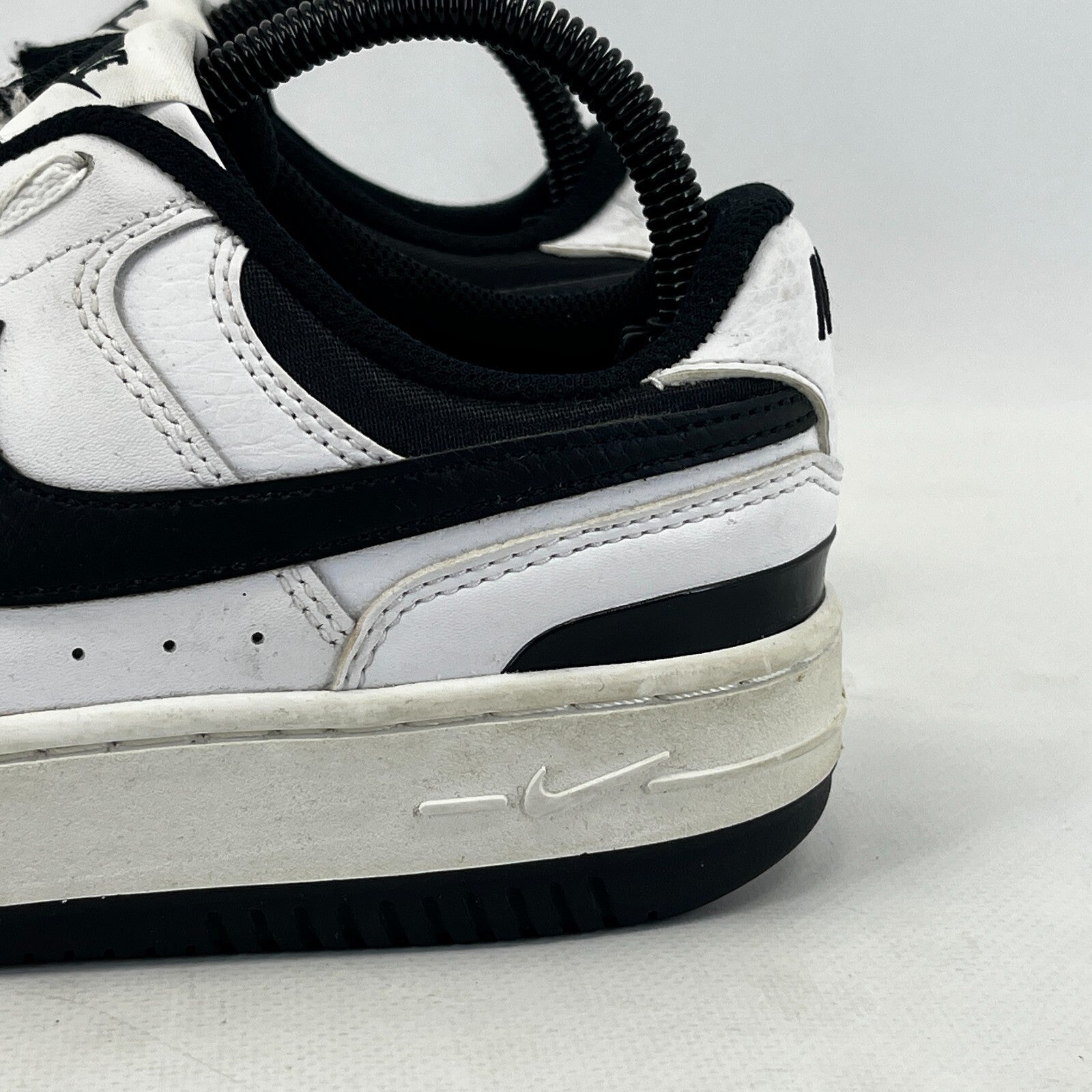 Nike Gamma Force Women’s Leather Trainers Shoes White/Black size UK 5.5 EU 39