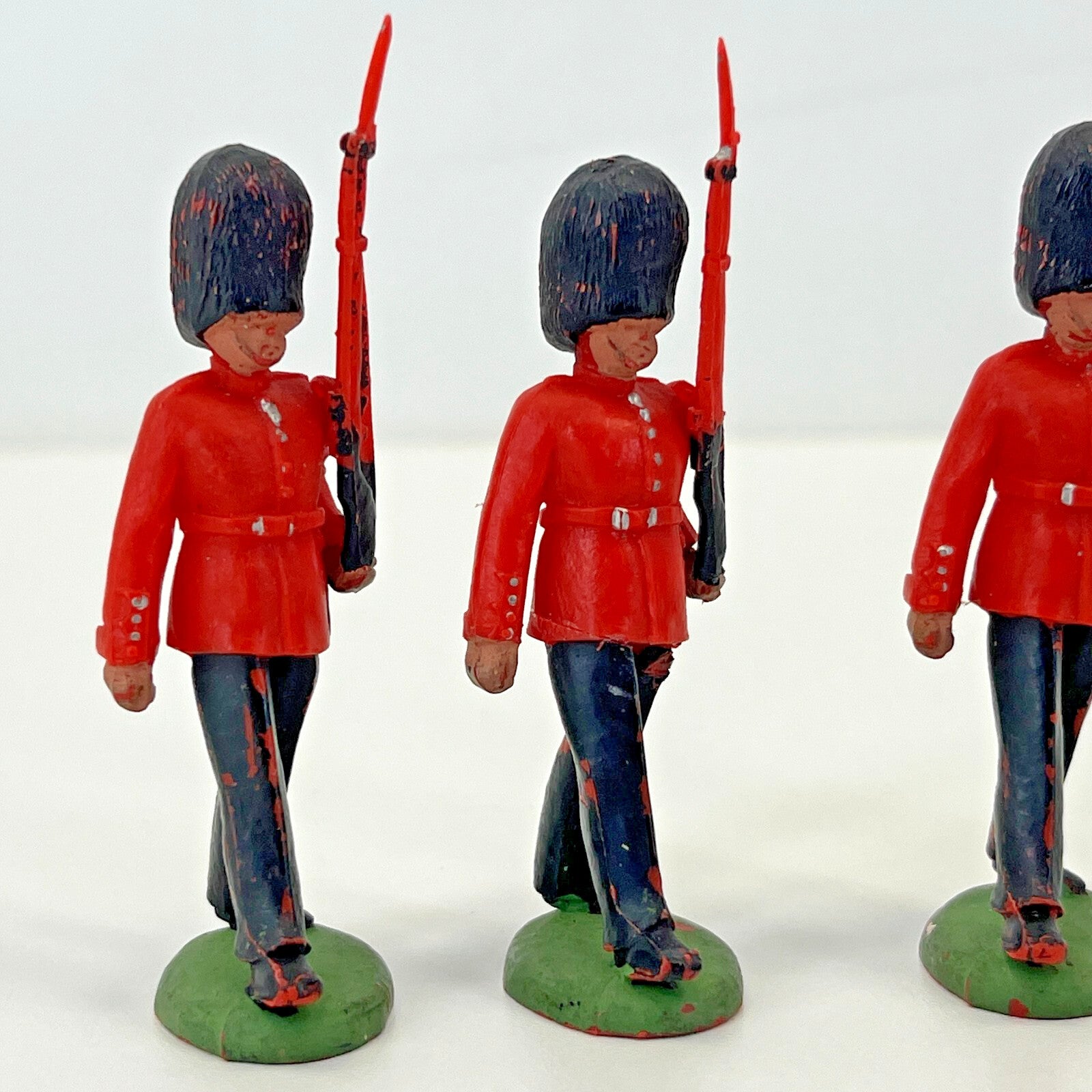 Lot of 4 British Guards Figures by Britains Herald 1:32 Shoulder Arms