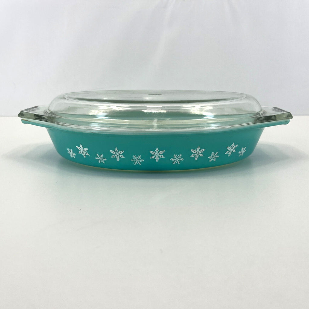 Pyrex Gaiety Snowflake Turquoise Spacesaver Casserole Dish with Lid