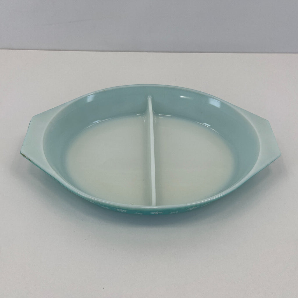 Pyrex Gaiety Snowflake Turquoise Spacesaver Casserole Dish with Lid