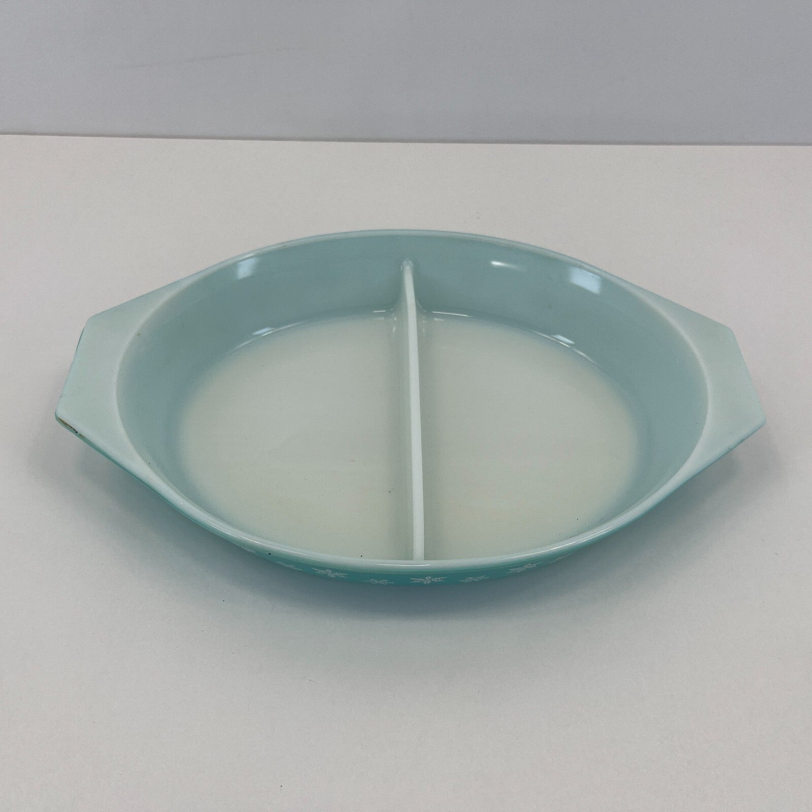 Pyrex Gaiety Snowflake Turquoise Spacesaver Casserole Dish with Lid