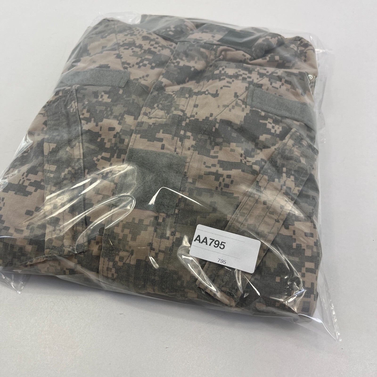 US Army Surplus Issue Digital Jacket Camo Combat Uniform size Small-Regular