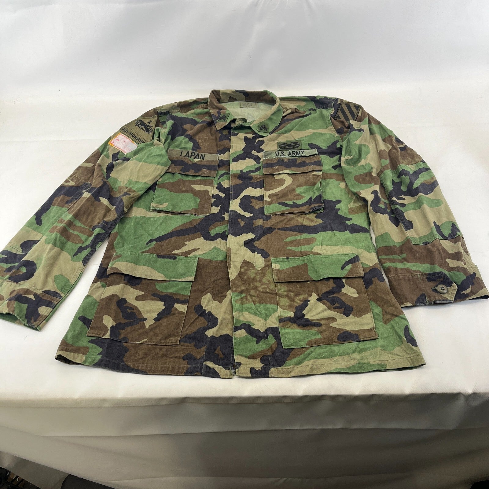 Genuine Vintage US Army Issue Camo Combat Jacket with Badges size Medium-Long